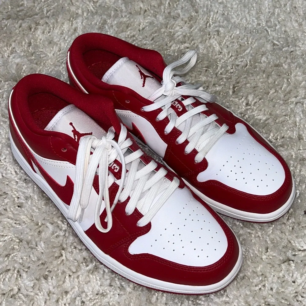 SIZE 8.5 MENS AIR JORDANS RETRO 1 LOW RED AND WHITE - Picture 1 of 8